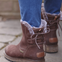 Woman wearing Josef Seibel Waylon 03 in Brown with jeans whilst on a town walk