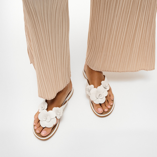 FitFlop Gracie Flower Leather Flip Flop - Urban White